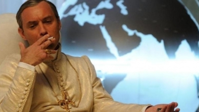 The Young Pope: Jude Law in una scena della serie