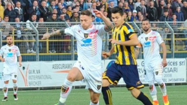 Juve Stabia - Lecce, Caturano in azione