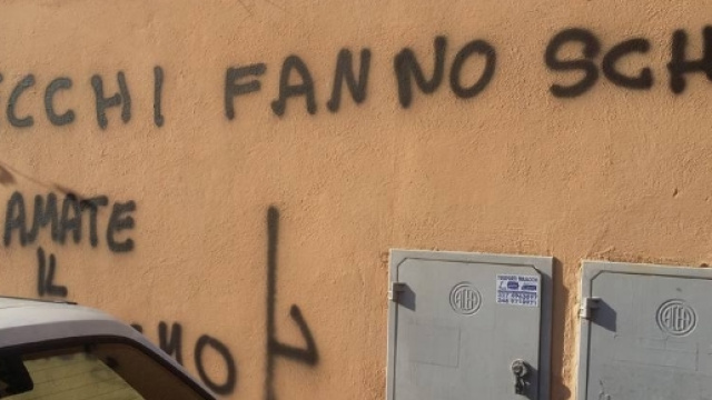 Scritta fascista apparsa sui muri di Ostia Antica