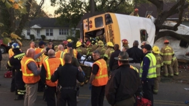 Usa, scuolabus si schianta in Tennessee: i soccorsi sul luogo dell ... - repubblica.it