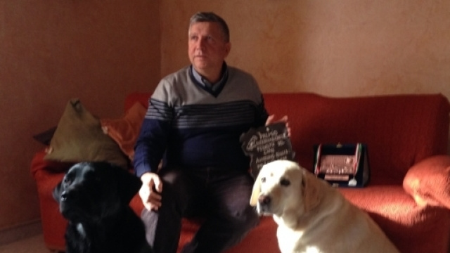Vittorino Biglia in centro, da sinistra i cani guida Spritz e Penelope