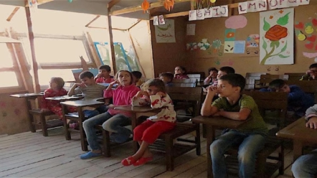 I bambini siriani nella scuola del campo profughi di Tel Abbas