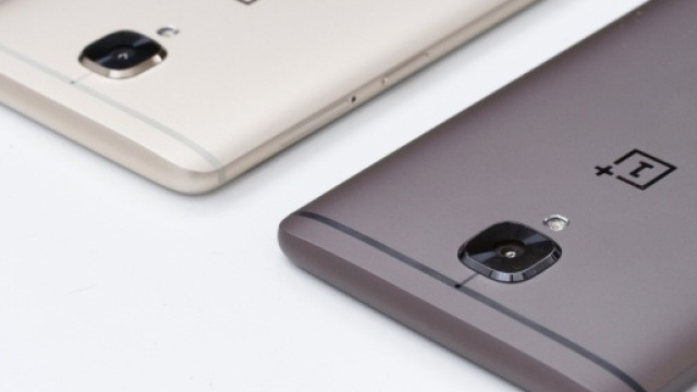 OnePlus 3T nelle due varianti di colore disponibili. In vendita dal 28 novembre al prezzo di 439 euro