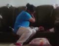 Mãe é flagrada batendo 42 vezes em bebê e vídeo causa revolta mundial, assista