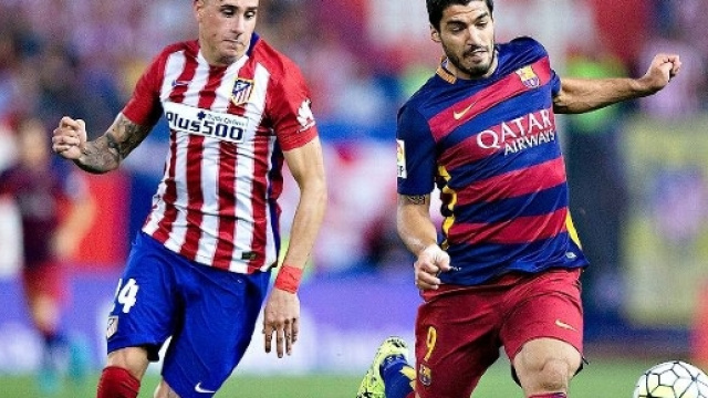 Jos&eacute; Gimenez in tackle su Suarez