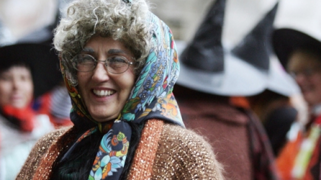 La Befana, colei che viaggiando sulla sua scopa, di notte, porta doni ai bambini