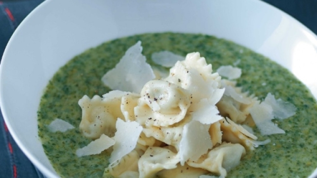 Ricetta Ravioli del plin con vellutata di lattuga ed erbe ... - cucchiaio.it
