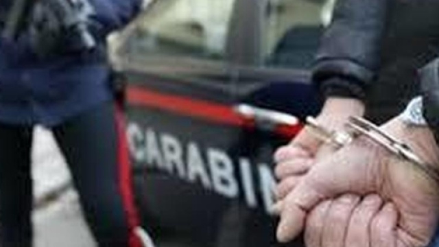 Uccide a colpi di forbice il cugino dopo una lite