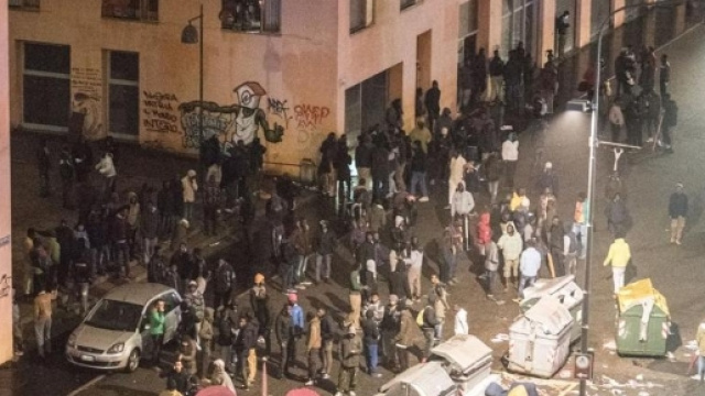 Bombe carta lanciate contro gli immigrati a Torino