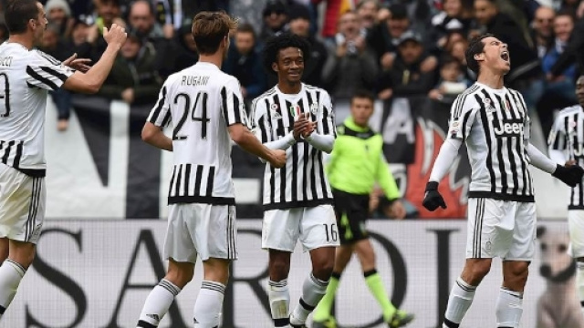 I calciatori della Juve esultano dopo un gol