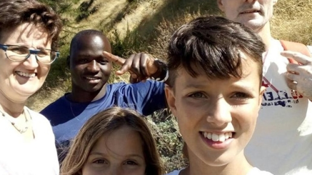 La storia dei due ragazzi che, come tanti rifugiati, hanno la fortuna di ricominciare.