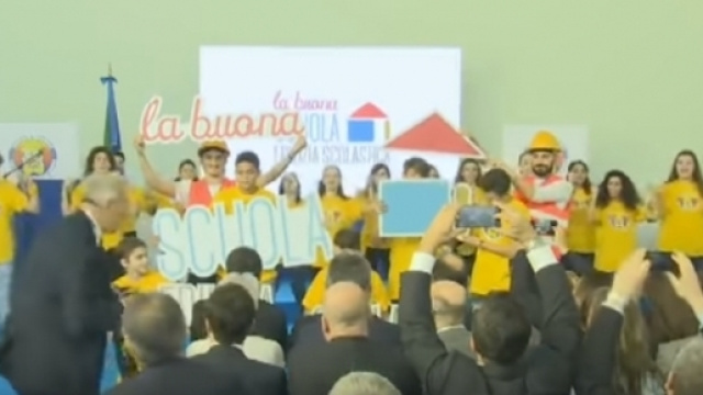 Ultime news scuola, 24 novembre: polemiche per il 'balletto' alla 'Neruda' di Roma in onore di Renzi e Giannini