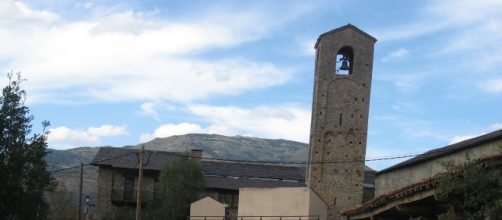 La singular torre que da lugar a su nombre de Torre de Pisa de la Cerdanya