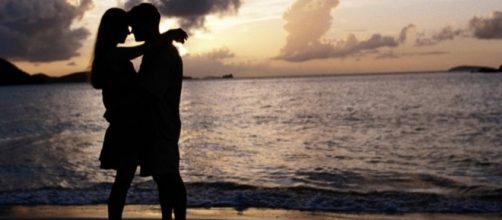 Veja como a pessoa de cada signo vai demonstrar quando estiver interessada em algu&eacute;m.