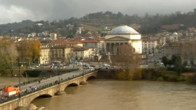 Acqua alta lungo il ponte Vittorio Emanuele I, nei pressi della Gran Madre