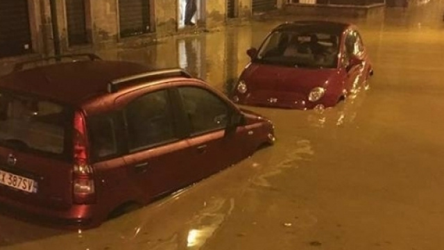 Auto completamente sommerse dall'acqua a Moncalieri