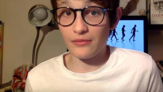 Carla Bruni: figlio malmenato e derubato a Parigi