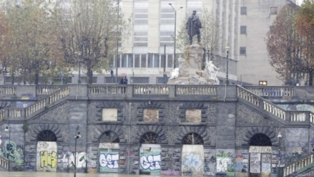 Il Po straripa ai Murazzi. Disagi nei trasporti