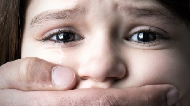 Pedofilia. Uomo di trentasei anni costringe bambina di sette a pratiche sessuali