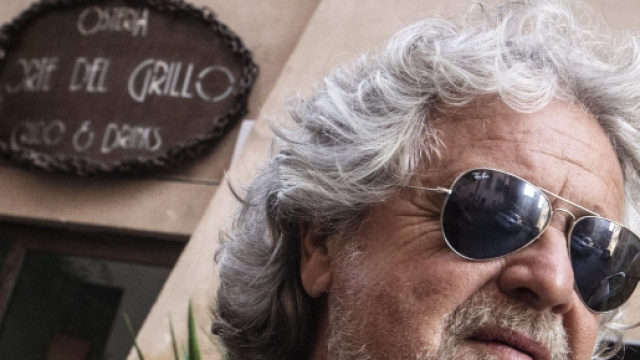 Grillo, capitombolo a Roma per le buche in via Ostiense