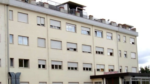 Napoli, donna muore: familiari danneggiano Pronto soccorso.