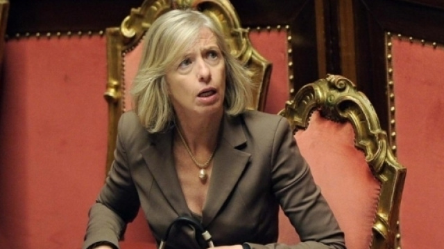Ultime news scuola, 26 novembre: ministro Giannini nei guai per un 'Volo d'oro' concesso a Benigni?