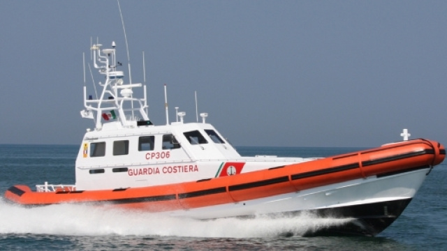 una motovedetta della guardia costiera
