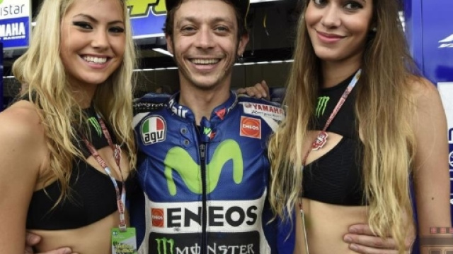 Valentino Rossi con le Umbrella Girls