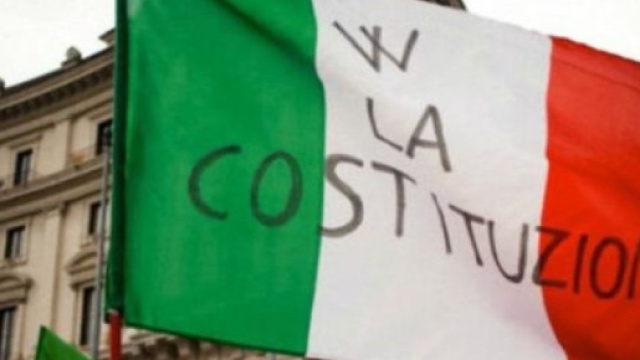 bandiera dell'italia con scritta innegiante la costituzione