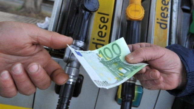 Ecco le accise che paghiamo quando mettiamo benzina