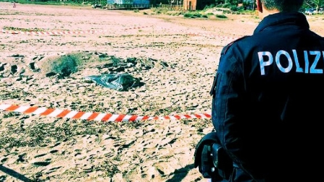 Il copro saponificato di un uomo &egrave; stato trovato al Poetto da un passante che ha avvertito la Polizia.