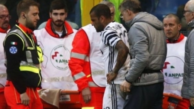 L'infortunio di Dani Alves, costretto a lasciare in campo durante Genoa-Juve