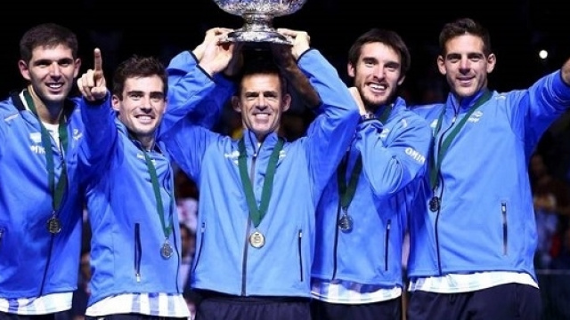 La squadra argentina alza al cielo l'insalatiera