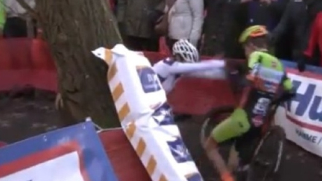 Colpi proibiti tra Baestaens e Adams