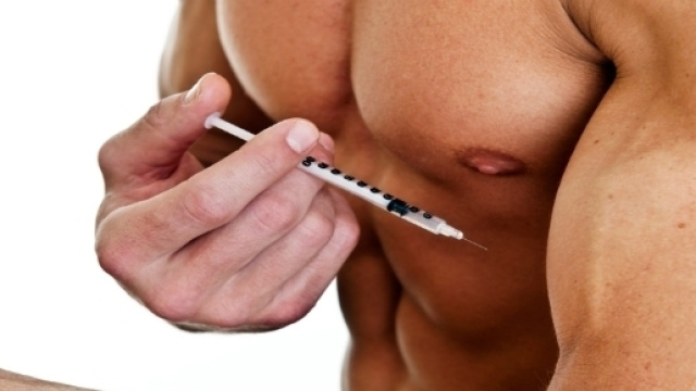 Immagine simbolica di un uomo che si fa una puntura