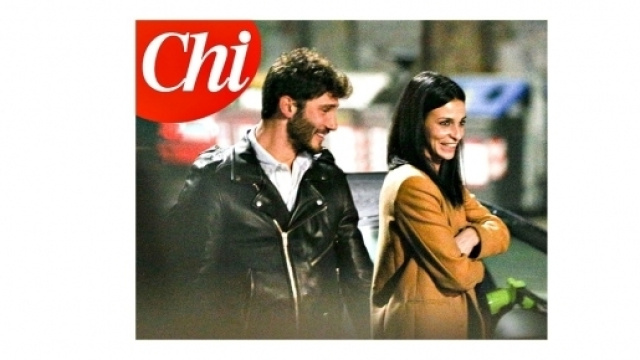 Gossip: Stefano De Martino paparazzato da Chi in dolce compagnia.