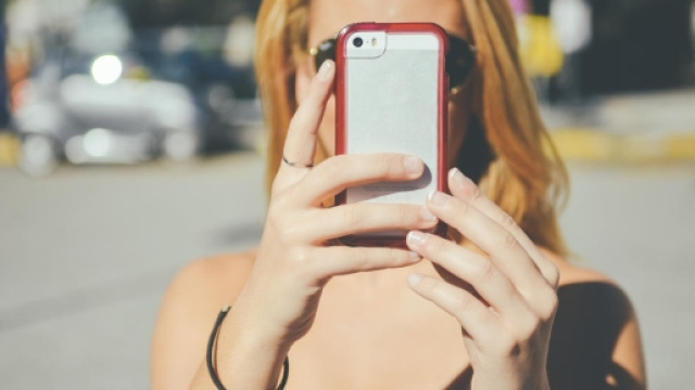 La moda dei selfie ha cambiato il modo di relazionarci e di rapportarci agli altri.