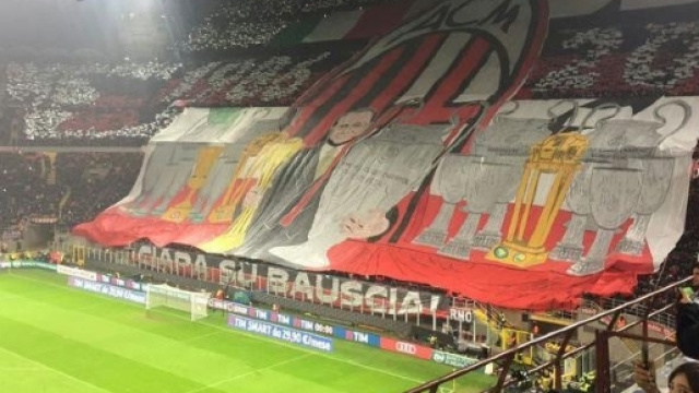 La scenografia del Derby, i tifosi rossoneri rendono omaggio al Presidente