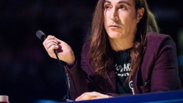 Manuel Agnelli nelle vesti di giudice di X Factor. Notiamo l'entusiasmo con cui svolge il suo ruolo.