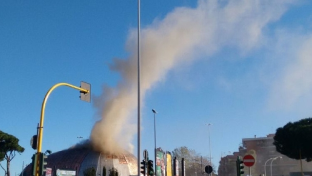 Roma, in fiamme l'Auditorium Albergotti a Pineta Sacchetti - ilmessaggero.it