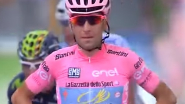Vincenzo Nibali in maglia rosa