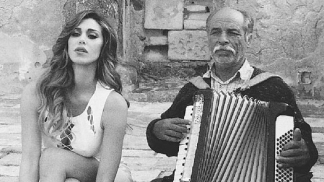 Belen a Cefal&ugrave; per la campagna Guess by Marciano (dal suo profilo facebook)