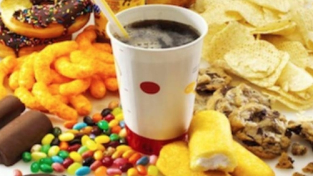 Cibo spazzatura e minori non tutelati dalla pubblicit&agrave; sul web: l'allarme dell'OMS