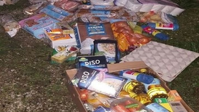 I migranti non gradiscono la spesa offerta dagli operatori del centro di accoglienza e la gettano in terra