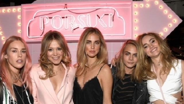 Poppy Jamie e Suki Waterhouse con Chiara Ferragni, Cara Delevingne e altre itgirl