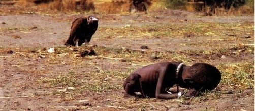 'O abutre e a garotinha', foto ver&iacute;dica de Kevin Carter