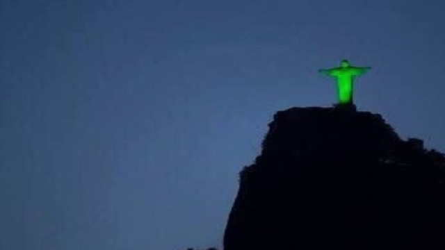 Il Cristo Redentore si tinge di verde per rendere omaggio alla memoria del Chapecoense