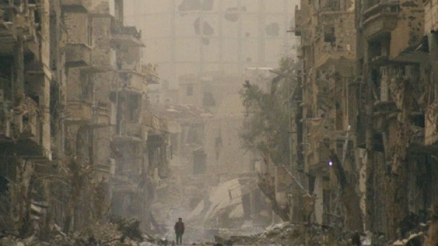 Immagine di una delle vie di Deir el-Zor ditrutta dalla guerra