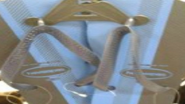 Le infradito della ormai nota questione: bianche e oro o blu e nere?