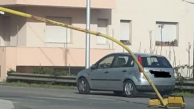 Un semaforo piegato dal vento.